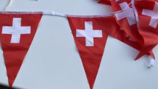 Fahne <br><b>Schweizer Flaggen Wimpel Girlande, 15 Wimpel und 4m Länge</b>