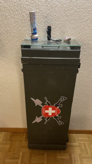 <b>Schweizer Militärkiste </b><br>Waffenschrank, Deko, Beistelltisch