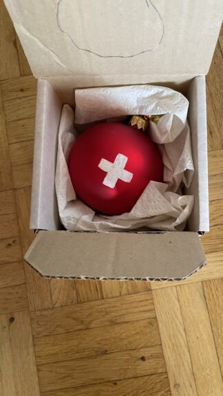 Deko <br><b>Weihnachtskugel rot mit Schweizer Kreuz</b>